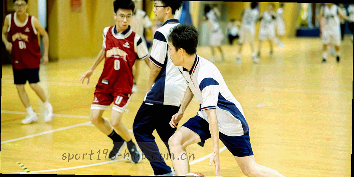 球场边线与场地标线在暗光下交织的抽象特写
